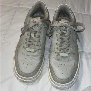 Nike Air Size 8 Gently used. Excellent condition! SALE!